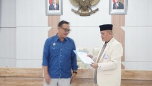 Rektor IAIB - Dr. H. Usep Nukliri memberikan SK Kementrian Agama kepada Plt Bupati Bogor Iwan Setiawan terkait pendirian IAIB.